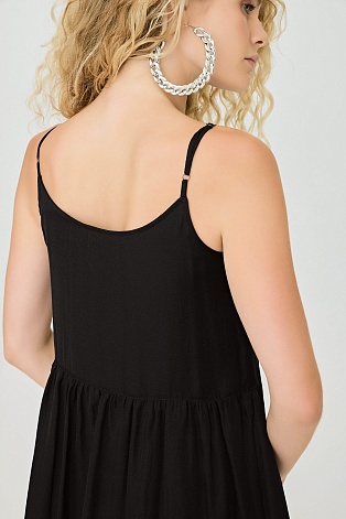 Черное платье на тонких бретелях